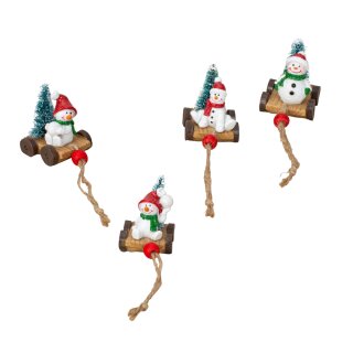 Schneemänner mit Nikolausmütze auf Rollwagen mit Tannenbaum